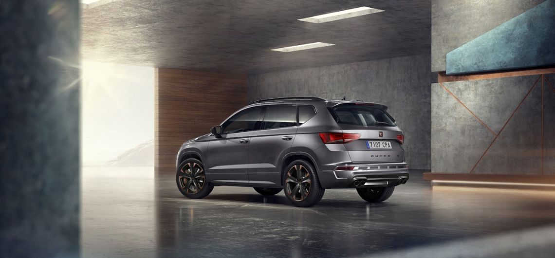 Rückansicht des CUPRA Ateca INICIO mit seinem auffallenden Äusseren in Graphite Grey.