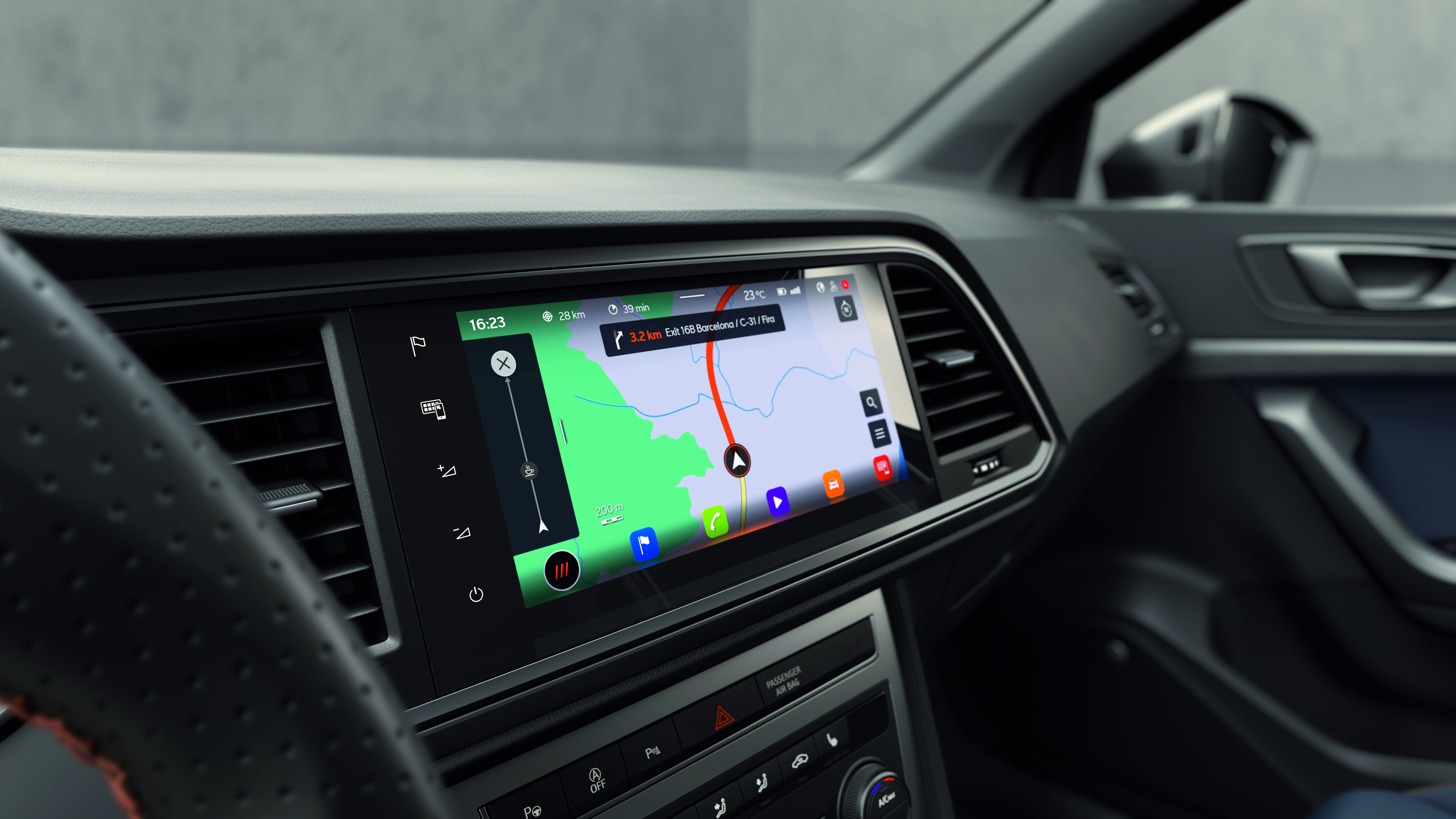 Nahaufnahme des 9.2″-Navigationssystems im CUPRA Ateca, das eine vollständige Online-Navigation mit übersichtlicher und detaillierter Kartenansicht für eine präzise Routenführung zeigt.