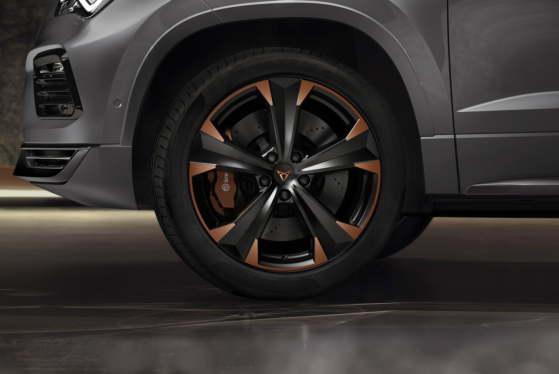 Nahaufnahme der leistungsstarken Bremsen des CUPRA Ateca mit Brembo-Bremssätteln, die für ausgezeichnete Bremskraft sorgen.