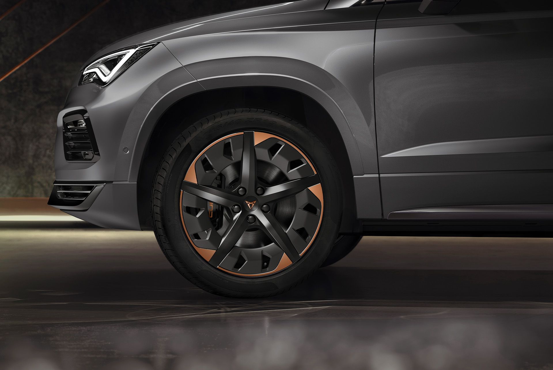 Nahaufnahme der exklusiven 19-Zoll-Leichtmetallräder «Exclusive» in Sport Black und Copper des CUPRA Ateca, die ein kühnes und aerodynamisches Design präsentieren.