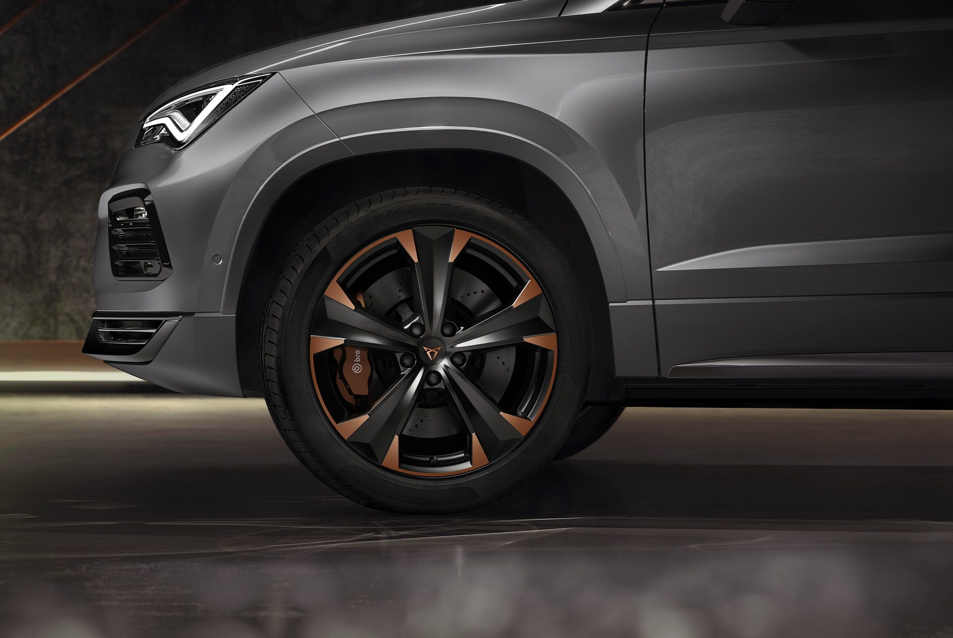 Nahaufnahme der 19-Zoll-Leichtmetallräder «Exclusive» in Sport Black und Copper des CUPRA Ateca, die sein kraftvolles und dynamisches Design unterstreichen.