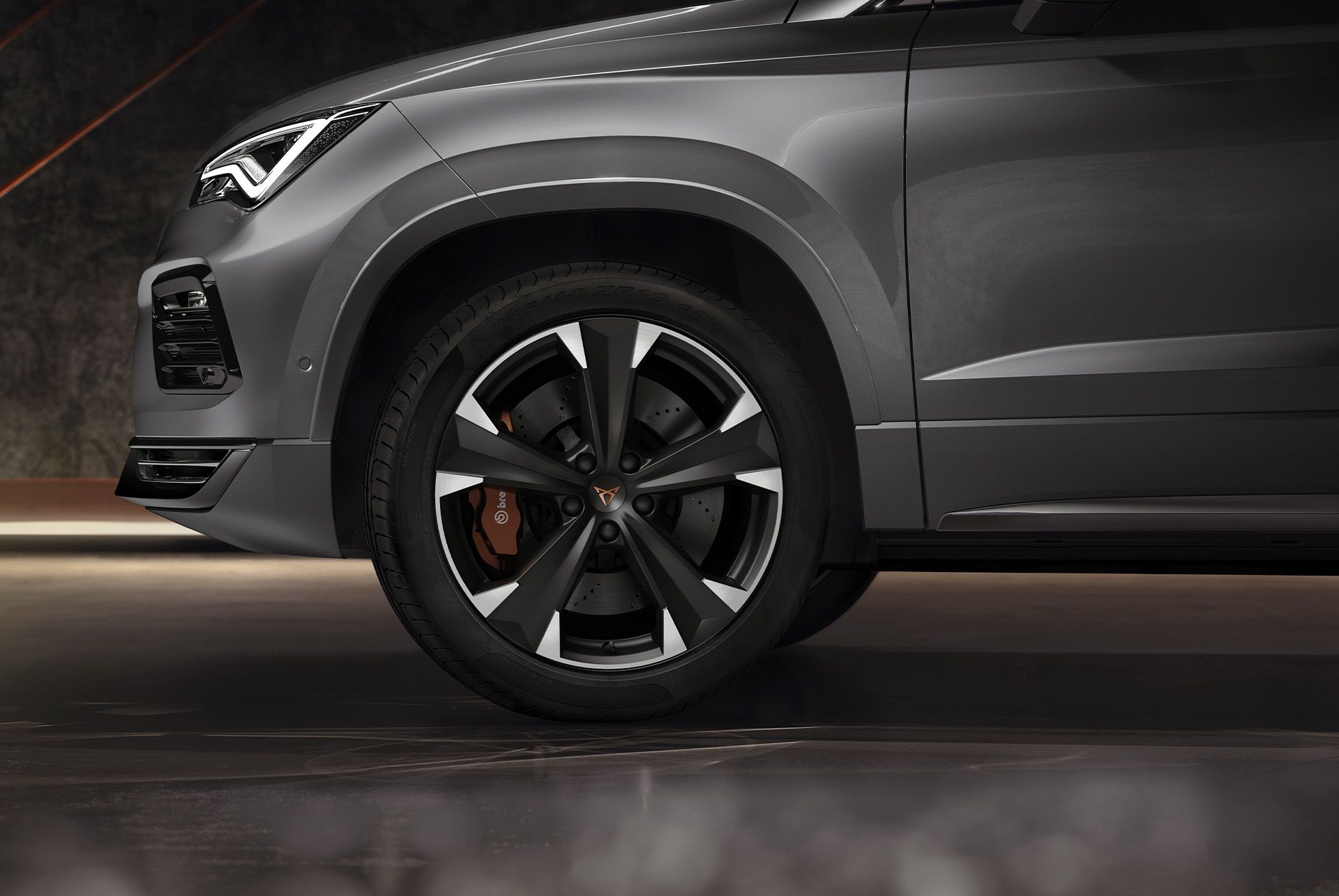 Nahaufnahme der exklusiven 19-Zoll-Leichtmetallräder in Sport Black und Silver des CUPRA Ateca, die sein elegantes und markantes Design unterstreichen.