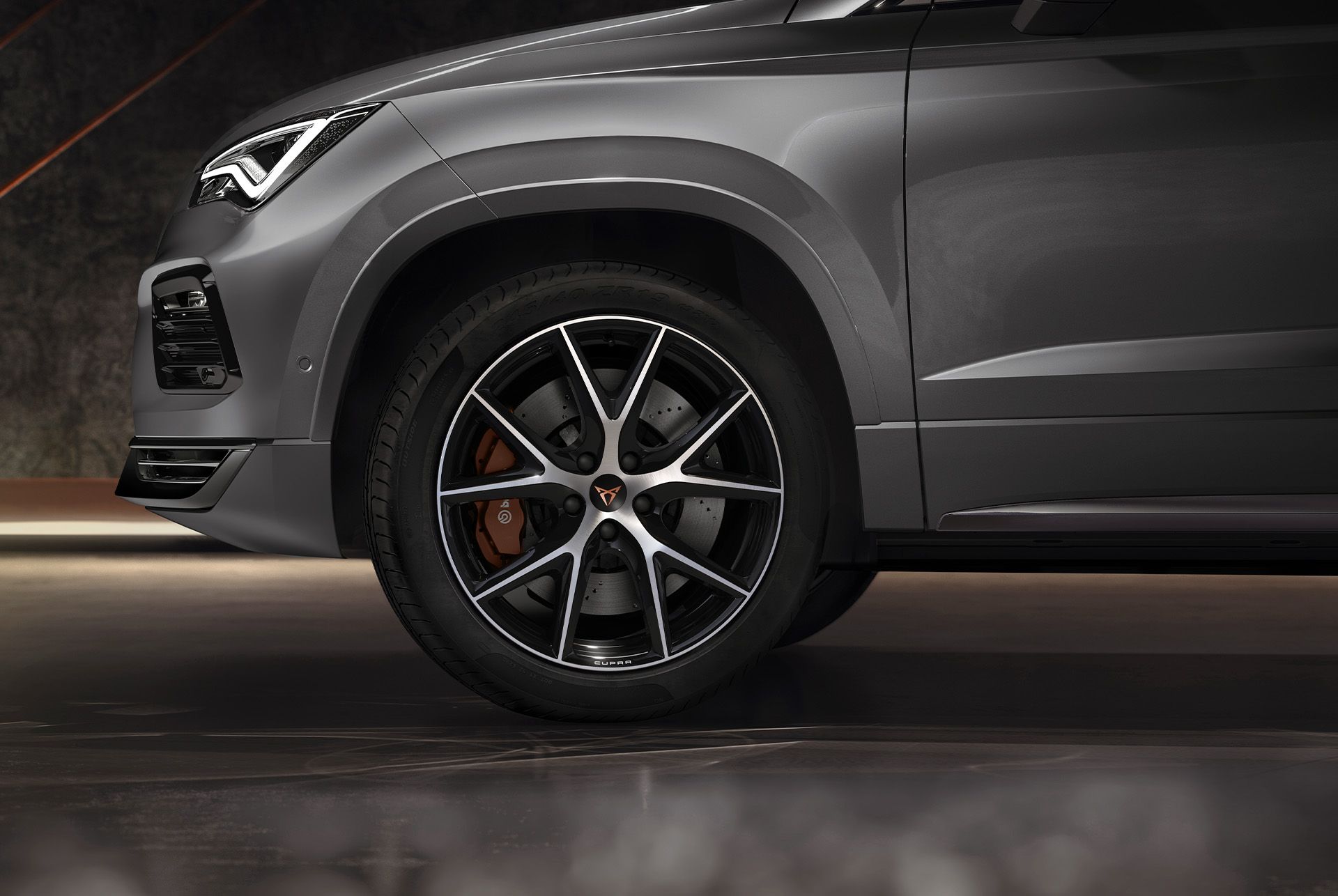 Nahaufnahme der 19-Zoll-Leichtmetallräder «Exclusive R» in Sport Black und Silver des CUPRA Ateca, die sich durch ein elegantes und sportliches Design auszeichnen.