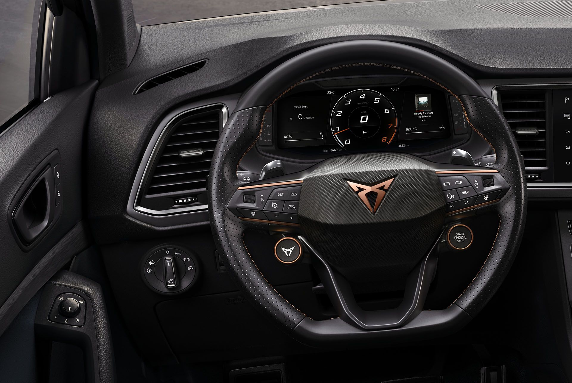 Volante della CUPRA Ateca con tasti integrati per avviare il motore e selezionare i profili di guida. Godetevi una sensazione di guida eccellente.