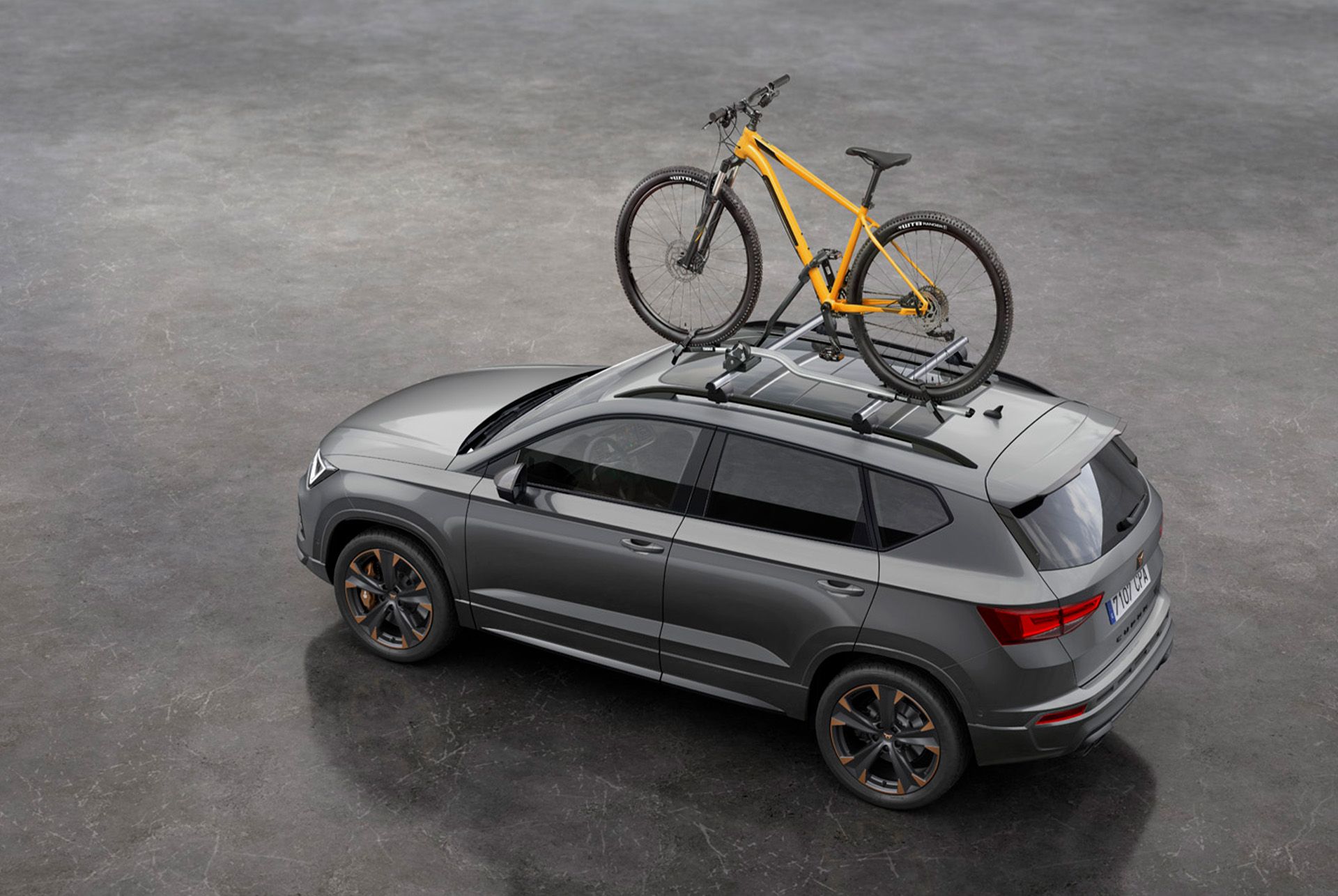 Der CUPRA Ateca, ausgestattet mit speziell angefertigtem Fahrraddachträger, ist bereit für abenteuerliche Reisen.