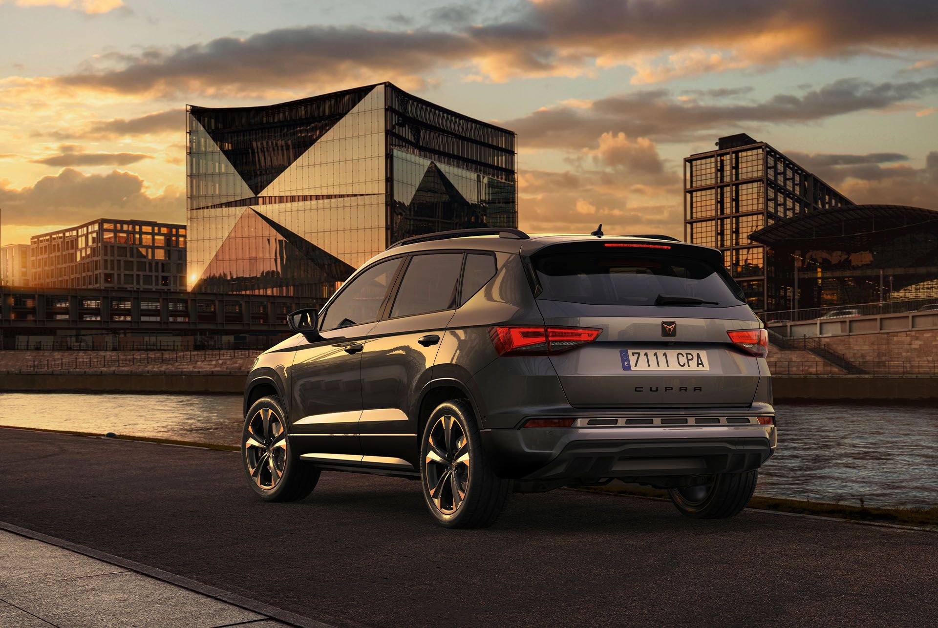 Heckansicht des CUPRA Ateca SUV bei Sonnenuntergang mit Blick auf den niedrigeren Kühlergrill mit Luftkappen und Heckdiffusor, die beide das Aussendesign unterstreichen und gleichzeitig die Aerodynamik verbessern.