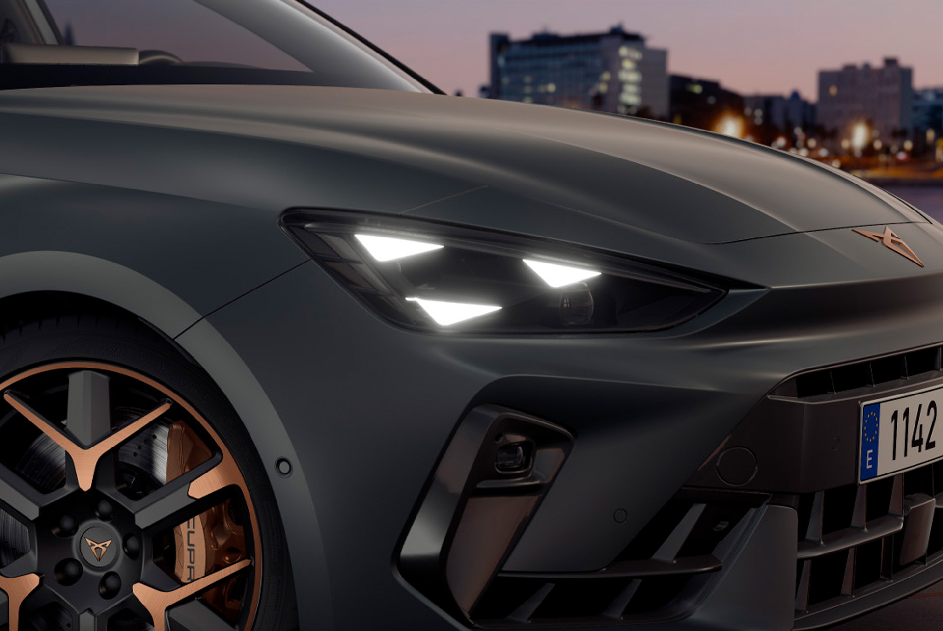 Ausschnitt aus dem neuen CUPRA Leon Sportstourer 2024 mit dem Ausstattungspaket Pure Performance, Matrix-LED-Beleuchtung mit typischer Signatur, gekoppelt mit einer Multifunktionskamera.
