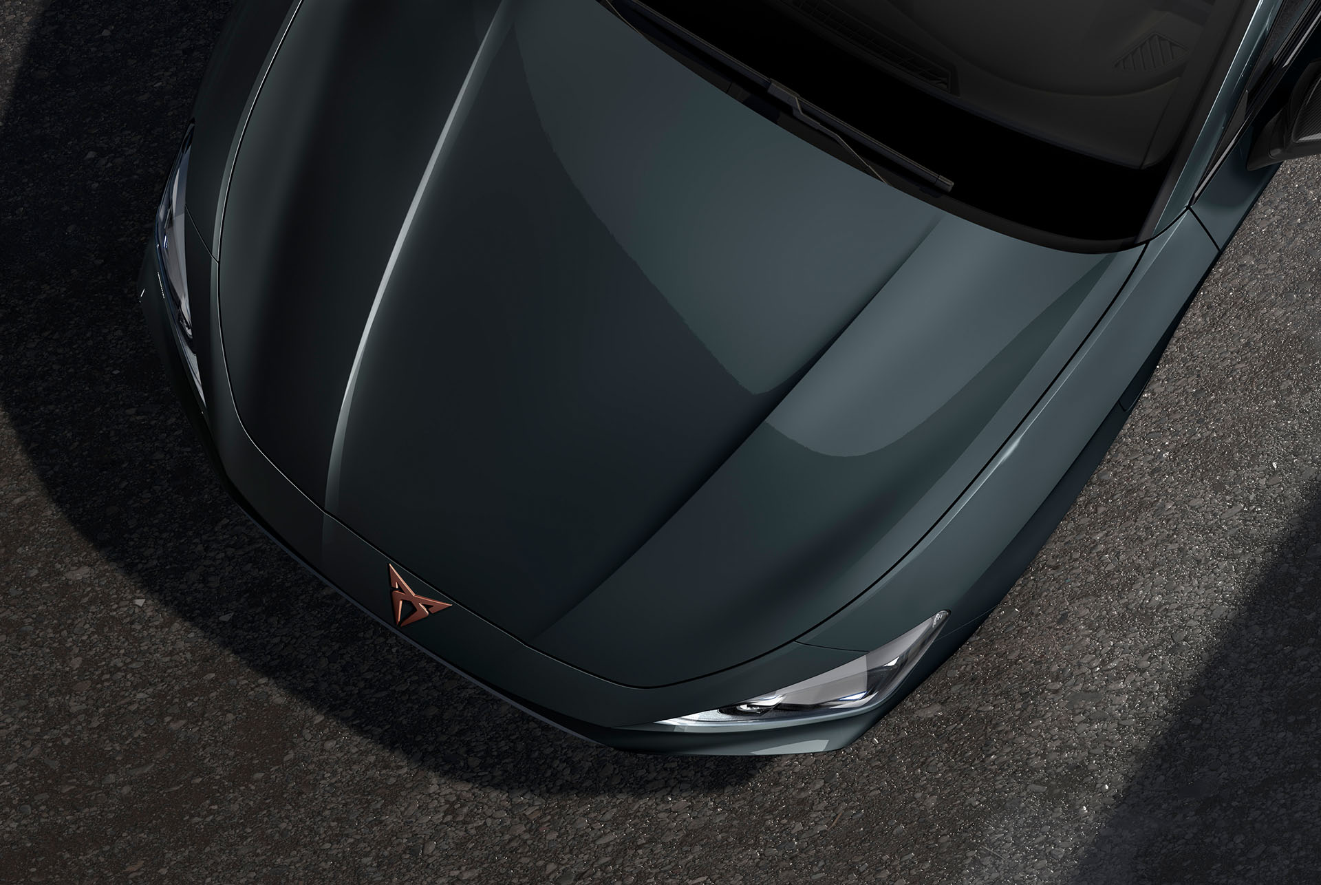 Draufsicht auf die Motorhaube des neuen CUPRA Leon Sportstourer 2024 in Fiord Blue