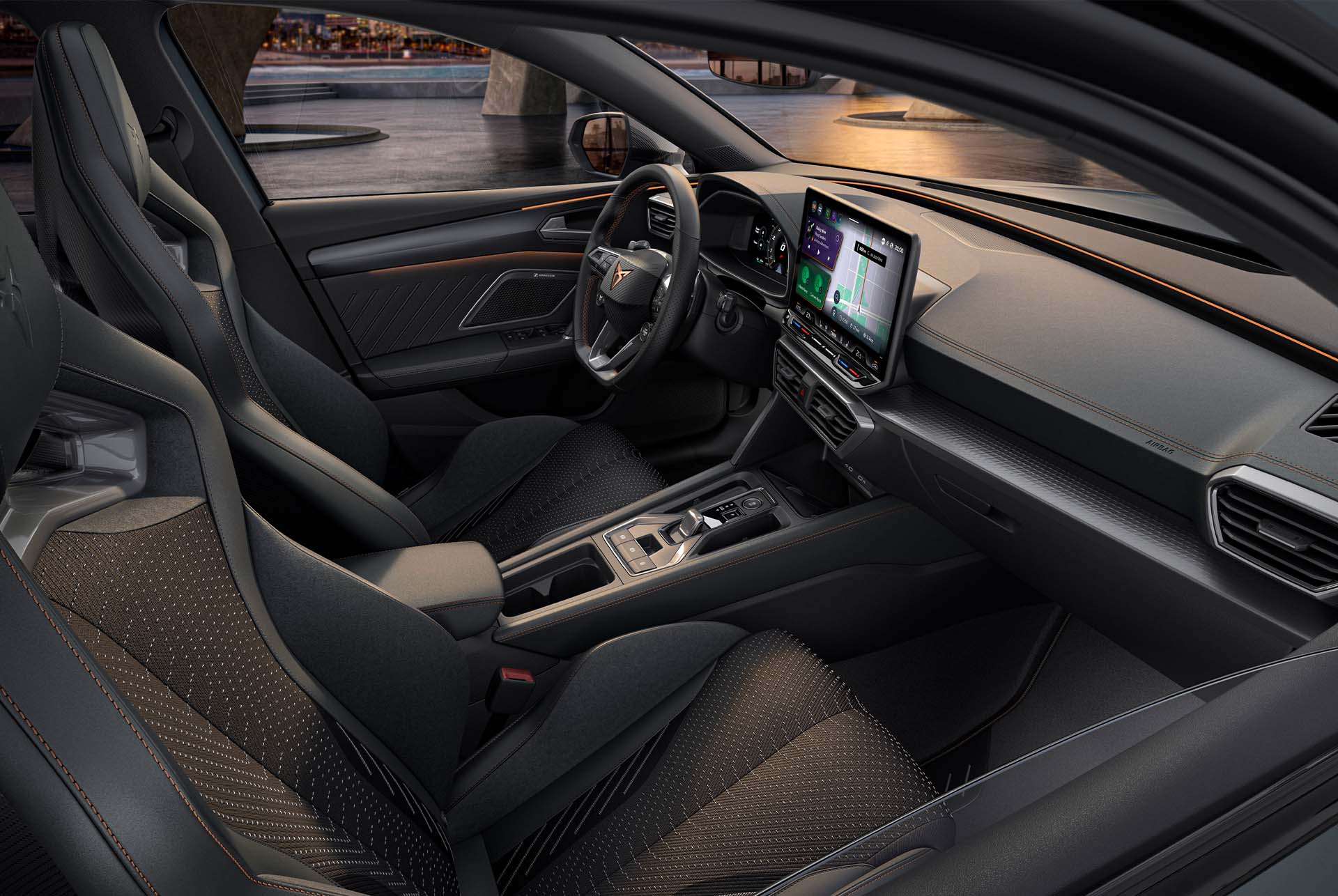 Innendesign des neuen CUPRA Leon 2024 Extreme Hybridfahrzeugs, Schalensportsitze mit Heizung, elektrisch verstellbar, mit Memory-Einstellungen für Fahrer und Beifahrer.