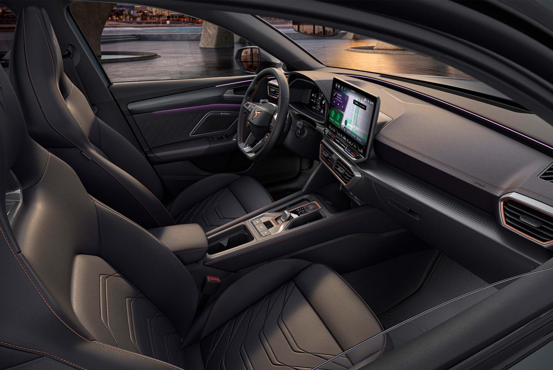 Neuer CUPRA Leon 2024, progressives PHEV-Innendesign, Schalensitze, metallisiertes Leder, Sitzheizung, elektrisch verstellbar, mit Memory-Einstellungen für Fahrer und Beifahrer. 