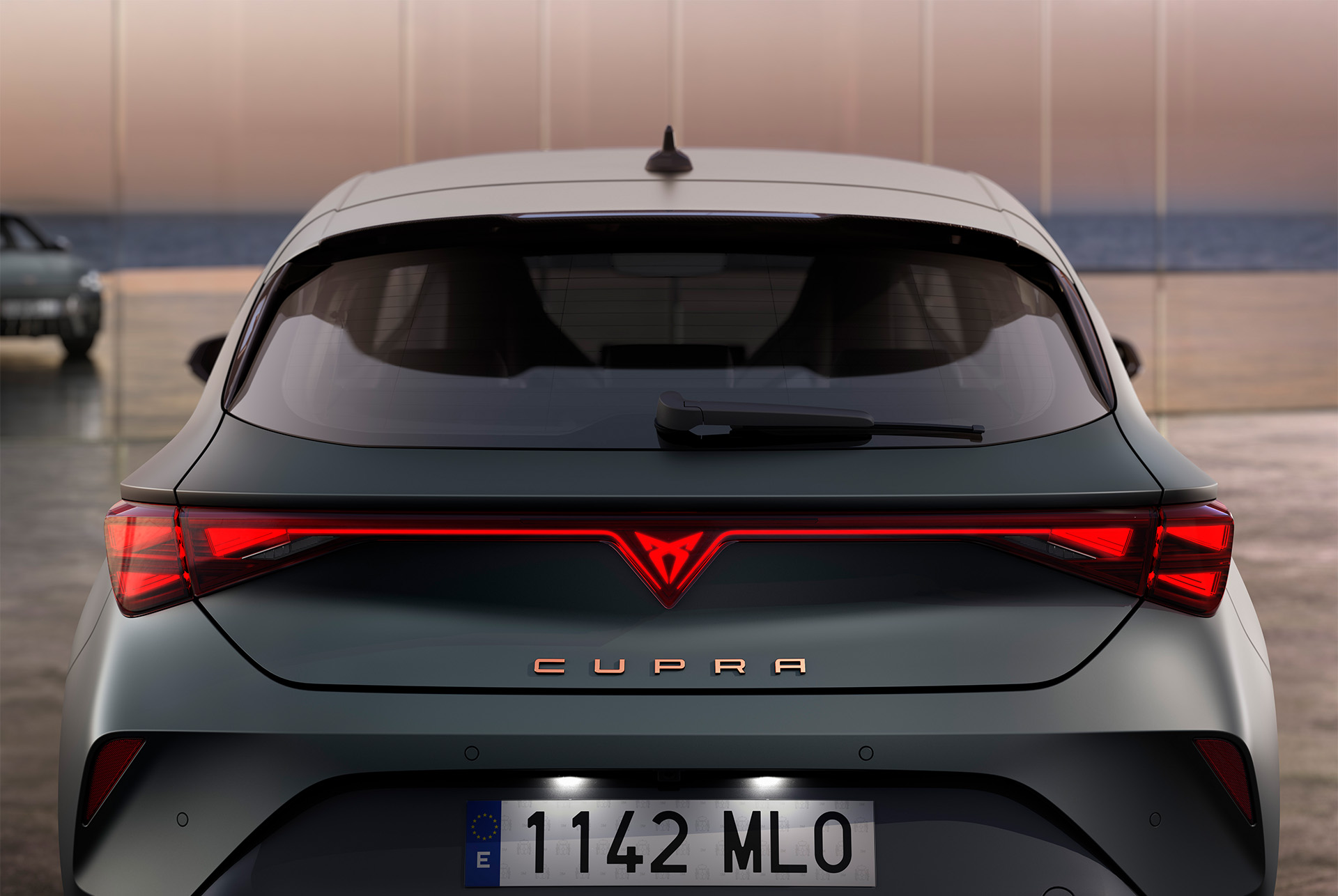 Ansicht der Kofferraum- und Rückleuchten des neuen CUPRA Leon 2024 Hybrid, LED-Beleuchtung, integriertes CUPRA LED-Logo