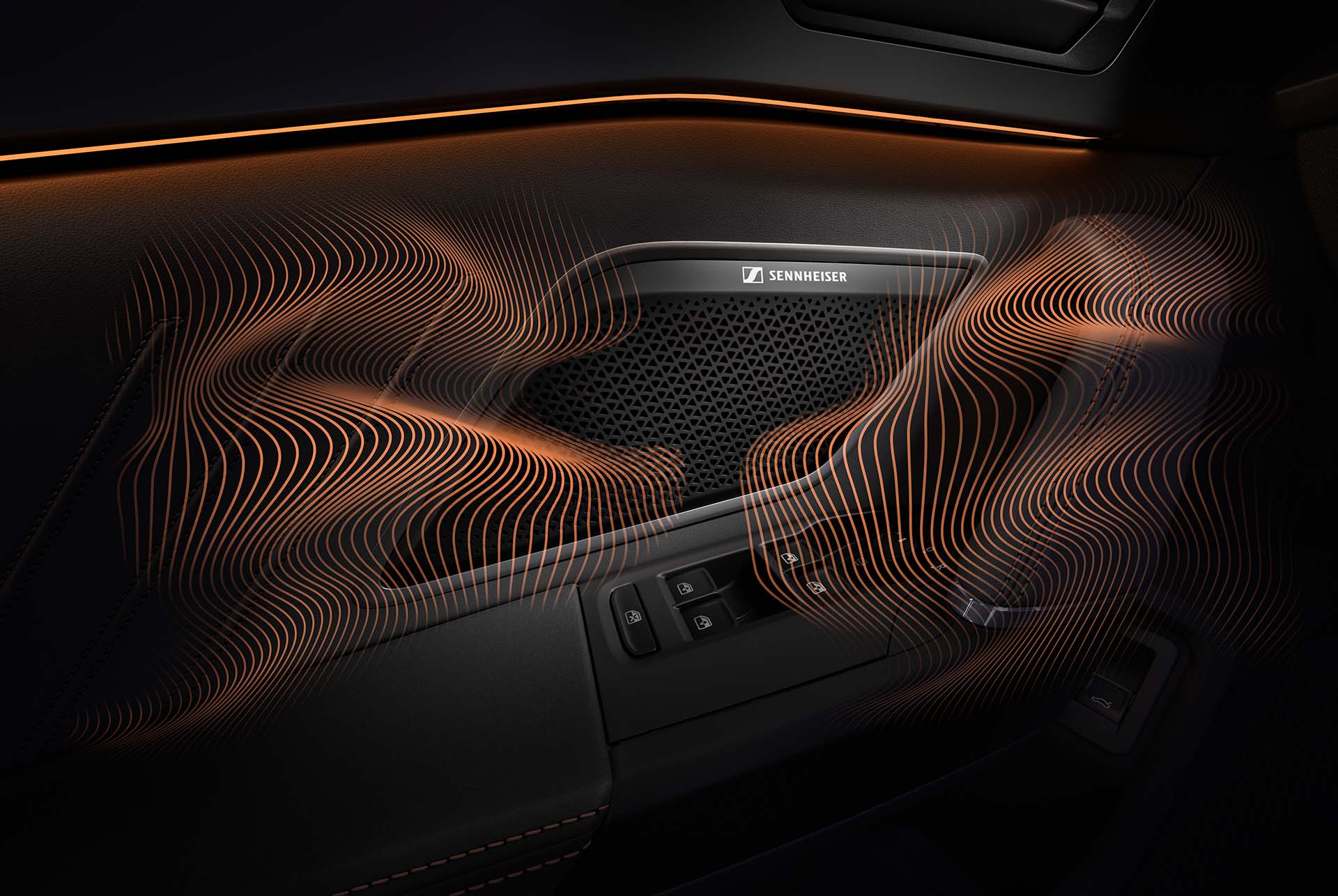 Neuer CUPRA Leon 2024, PHEV-Fahrzeugtechnologie, Immersive by Sennheiser™ als Option, Nahaufnahme eines Sennheiser™-Lautsprechers in der Türverkleidung eines CUPRA Leon, Schallwellen und Ambient-Beleuchtung.