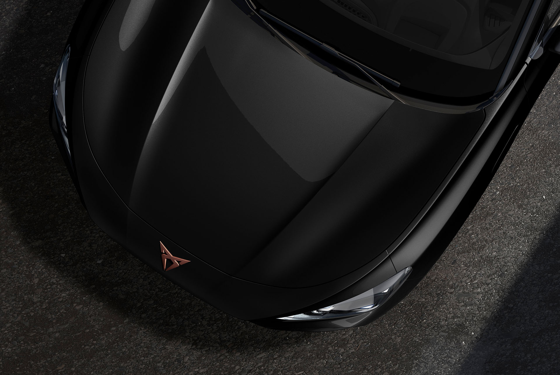 CUPRA Terramar, Farbe Midnight Black, Oberansicht von Motorhaube und Scheinwerfern.